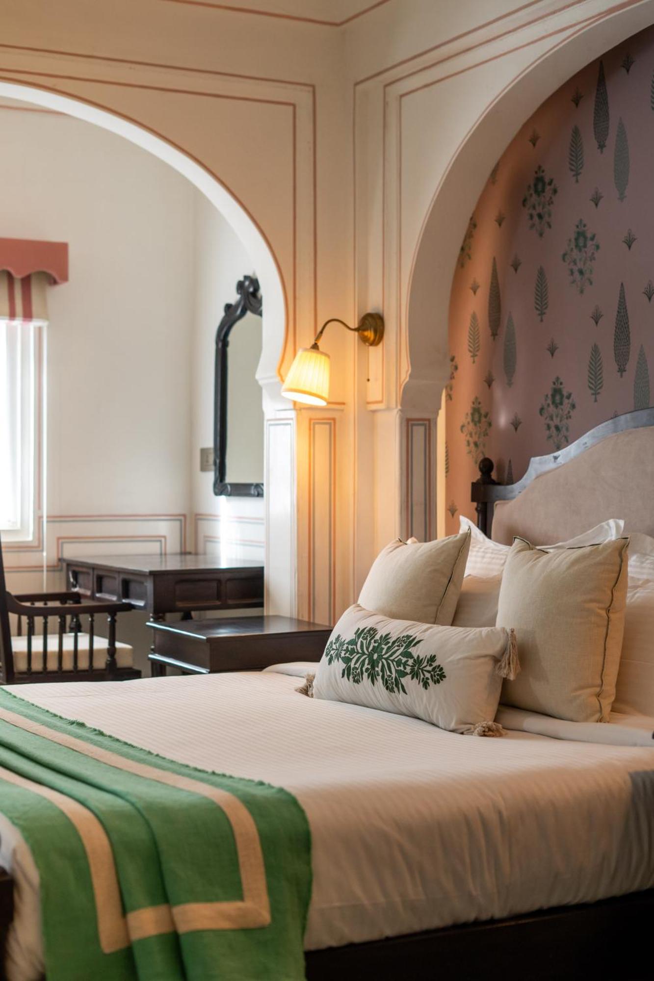 Deluxe Queen Suite